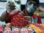 lockdown-di-india-pedagang-kue-bikin-permen-berbentuk-covid-19_20200406_225804.jpg