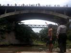 lokasi-bunuh-diri-di-bawah-jembatan-brantas_1_20150213_123357.jpg