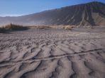 lokasi-whispering-sands-di-taman-nasional-bromo-tengger-semeru-sumber-shutterstock.jpg