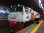 lokomotif-kereta-api-di-stasiun-tanah-abang_20170326_164326.jpg
