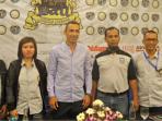 lola-winata-kedua-dari-kiri-youri-djorkaeff-tengah_20150829_010847.jpg