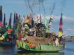 lomba-kapal-hias-meriahkan-festival-budaya-isen-mulang_20160521_163729.jpg