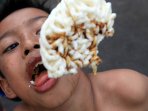 lomba-makan-kerupuk-peringati-kemerdekaan-ri-di-bandung_20150811_195934.jpg
