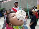 lomba-makan-krupuk-sambut-hut-ri-ke-75-warga-bulak-wareng_20200817_202544.jpg