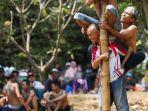 lomba-panjat-pinang-di-surabaya_1.jpg