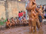 lomba-panjat-pinang-peringati-hut-kemerdekaan-ri-ke-71_20160824_135235.jpg