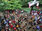 lomba-panjat-pinang-sambut-hut-ri-ke-70_20150819_150300.jpg