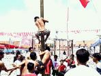 lomba-panjat-pinang_20160817_230123.jpg