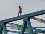 lompat-dari-jembatan-besi-kali-bekasi-kec.jpg