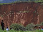 longsong-menutupi-aliran-sungai-cibintinu-bandung_20161007_164254.jpg