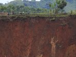 longsong-menutupi-aliran-sungai-cibintinu-bandung_20161007_164305.jpg