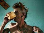 los-frikis-sekelompok-punk-menyuntikan-virus-hiv-ke-dalam-tubuhnya-sendiri-demi-kedamaian.jpg