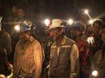lou-diamond-phillips-alejandro-goic-dan-oscar-nuez-dalam-film-the-33-2015.jpg