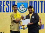 loudry-kiri-menerima-pelunasan-utang-gaji-pemain-secara-tunai-dari-presiden-klub-gresik-united.jpg