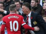 louis-van-gaal-memberi-arahan-ke-wayne-rooney_20151027_094724.jpg