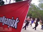 luapan-emosi-warga-menari-di-alun-alun-nganjuk_20171027_194232.jpg