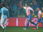 lucas-barrios-paraguay-argentina_20150701_112812.jpg