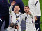 lucas-hernandez-kiri-dan-bek-prancis-theo-hernandez-merayakan-kemenangan.jpg