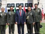 luhut-panjaitan-dan-mayor-inf-paulus-panjaitan-paling-kananjpg.jpg