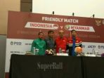 luis-milla-dan-pelatih-myanmar-gerd-zeise_20170320_210059.jpg