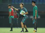 luis-milla-pelatih-timnas-indonesia_20171002_231847.jpg