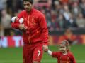 luis-suarez-bawa-anaknyeeee.jpg