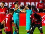 luis-suarez-dan-lionel-messi-merayakan-gol-barcelona.jpg