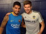 luis-suarez-dan-steven-gerrard_20150721_113503.jpg