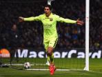 luis-suarez-terbangggg_20150225_115555.jpg