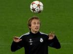 luka-modric-sundulll_20150213_060655.jpg