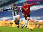 luke-shaw-kanan-berduel-dengan-gelandang-west-bromwich-albion-robert-snodgrass.jpg