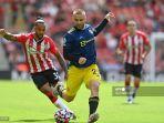 luke-shaw-tengah-berebut-bola-melawan-gelandang-inggris-southampton-theo-walcott.jpg