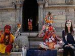luna-maya-berfoto-dengan-sadhu-petapa-atau-orang-suci-di-nepal.jpg