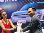 Lagi Ngincar Mobil Listrik, Luna Maya SPK Omoda E5 di GIIAS 2024