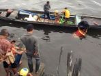 lupa-pasang-rem-tangan-mobil-pengangkut-karet-nyungsep-ke-sungai-barito_20170217_203650.jpg