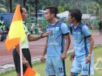 m-agung-pribadi-tamsil-sijaya-persela-lamongan-protes-wasit_20161027_191045.jpg