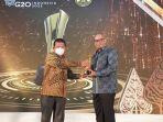 m-kurnia-ariawan-menerima-penghargaan-aditama.jpg