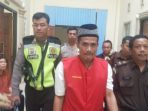 m-nasir-42-tertunduk-lesu-di-hadapan-majelis-hakim-pengadilan-negeri-tanjungkarang_20170804_095021.jpg