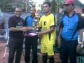 m-nigara-memberikan-piala.jpg