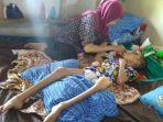 m-rizki-anugrah-7-saat-diberi-makan-oleh-ibu-angkatnya-alit-rokoyah.jpg