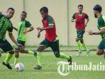 m-supriadi-hadir-saat-persebaya-surabaya-menggelar-latihan.jpg