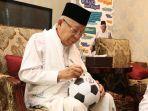 maaruf-amin-wakil-presiden-republik-indonesia-menandatangani-bola.jpg