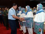mabes-tni-berangkatkan-172-jamaah-calon-haji_20150827_152805.jpg