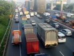 macet-di-jalan-tol_20180315_084414.jpg
