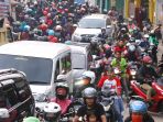 macet-di-jembatan-satu-citarum-kabupaten-bandung_20200615_211940.jpg