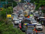 macet-di-pusat-oleh-oleh-kota-bandung_20201101_213201.jpg