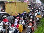 macet-di-rancamanyar-kabupaten-bandung_20220315_193827.jpg