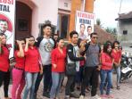 made-supardi-45-mendatangi-kantor-dpc-pdi-perjuangan-tabanan_20141110_161305.jpg