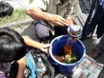 madu-odeng-yang-dijual-di-halaman-masjid-pusdai-bandung-jumat-482017_20170804_150907.jpg
