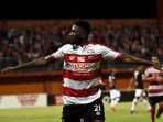 madura-united-ditaha-persipura-2-2-di-kandangnya_20181022_135508.jpg